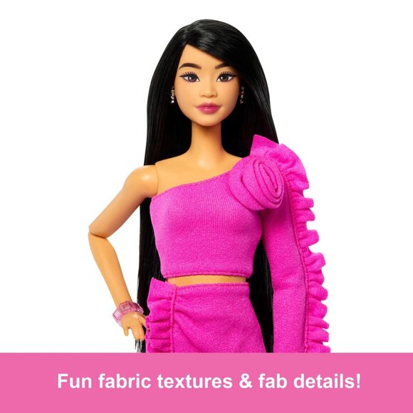 Barbie Deluxe Style #2 Doll – Pink Barbiecore Top & Skirt, Black Hair & Glitter - Picture 4 of 5
